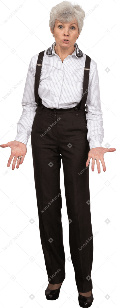 Vista frontal de uma senhora idosa questionadora gesticulando com roupas de escritório