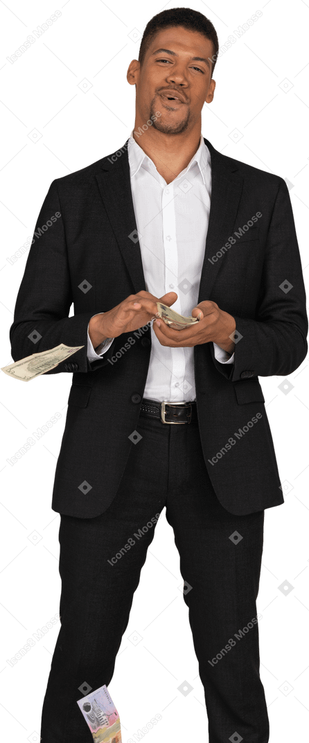 Вид спереди молодого человека в черном костюме, тратящего деньги