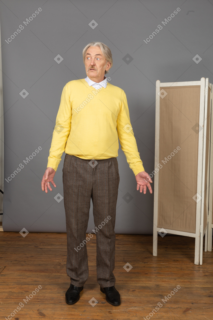 Vista frontal de un anciano interrogante mirando a un lado