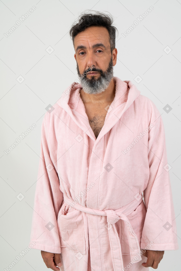 Hombre maduro en bata rosa