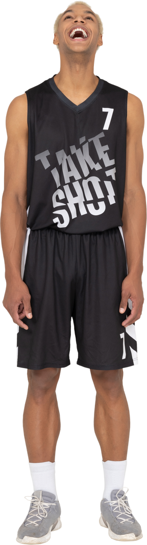 一个笑着的年轻男篮球运动员抬起头的前视图