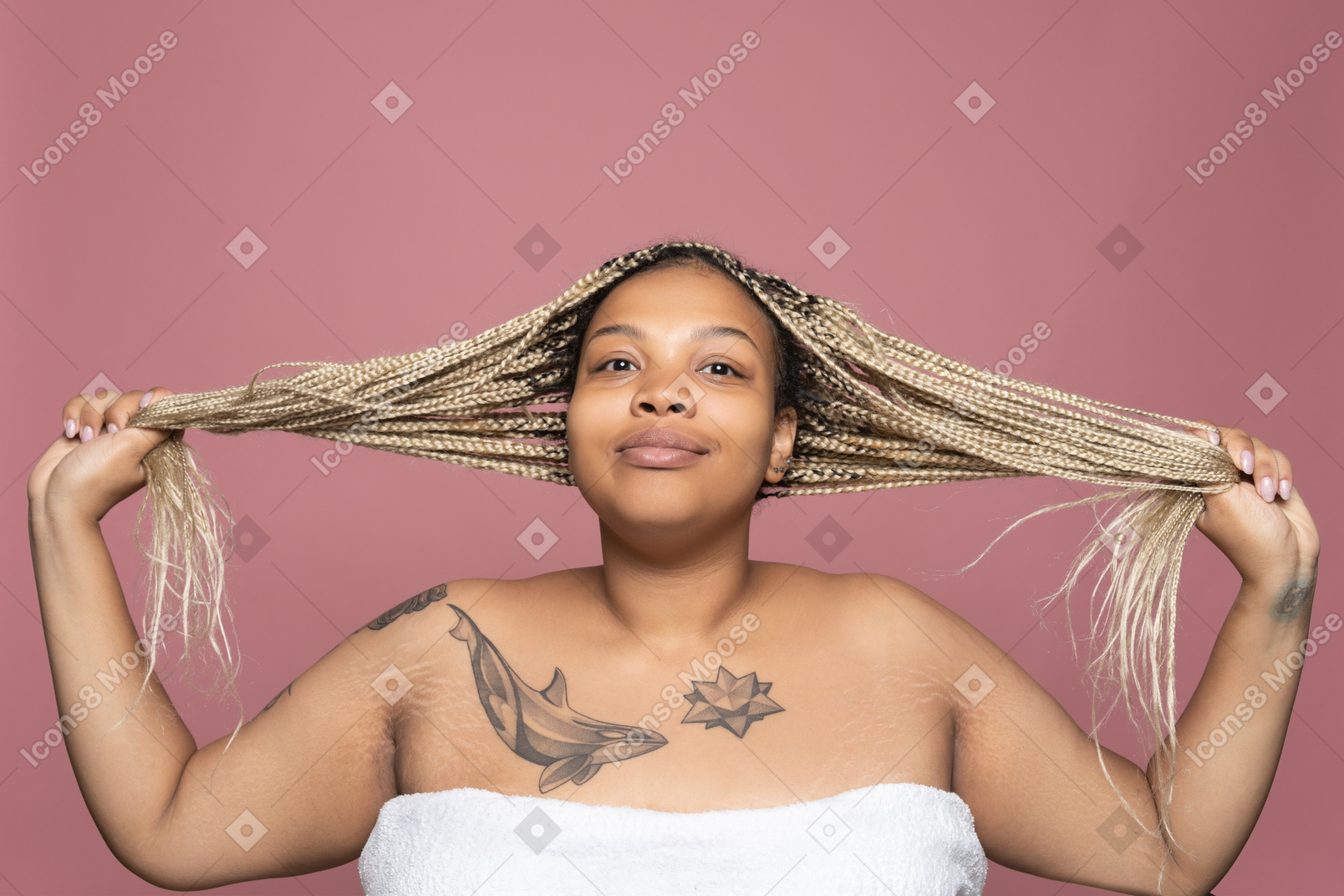 Retrato de uma mulher gorda sorridente com longos cabelos loiros