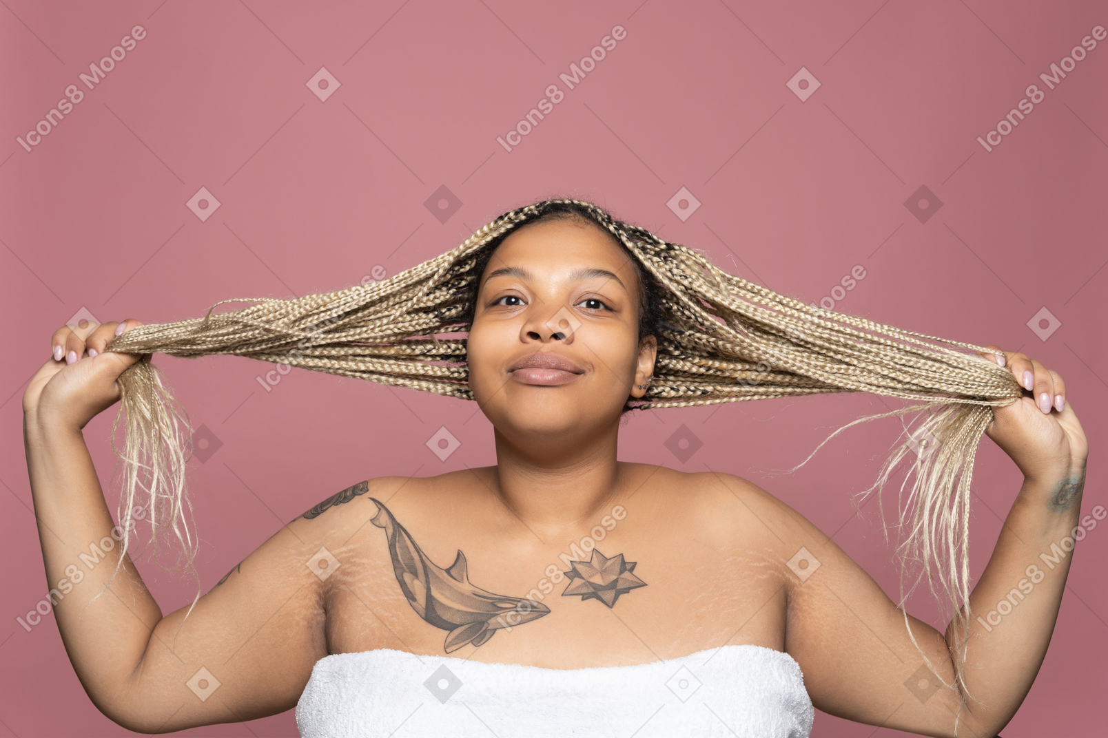 Retrato de una mujer regordeta sonriente con largas rastas rubias