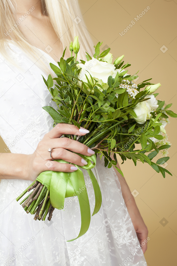 Bellissimo bouquet da sposa di fiori bianchi