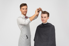 Молодой парикмахер и его клиент