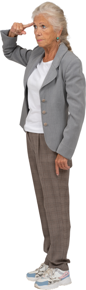 Seitenansicht einer alten dame im anzug, die ein schraubenloses schild zeigt