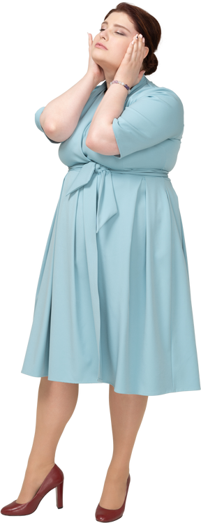 Mulher de vestido azul posando de perfil