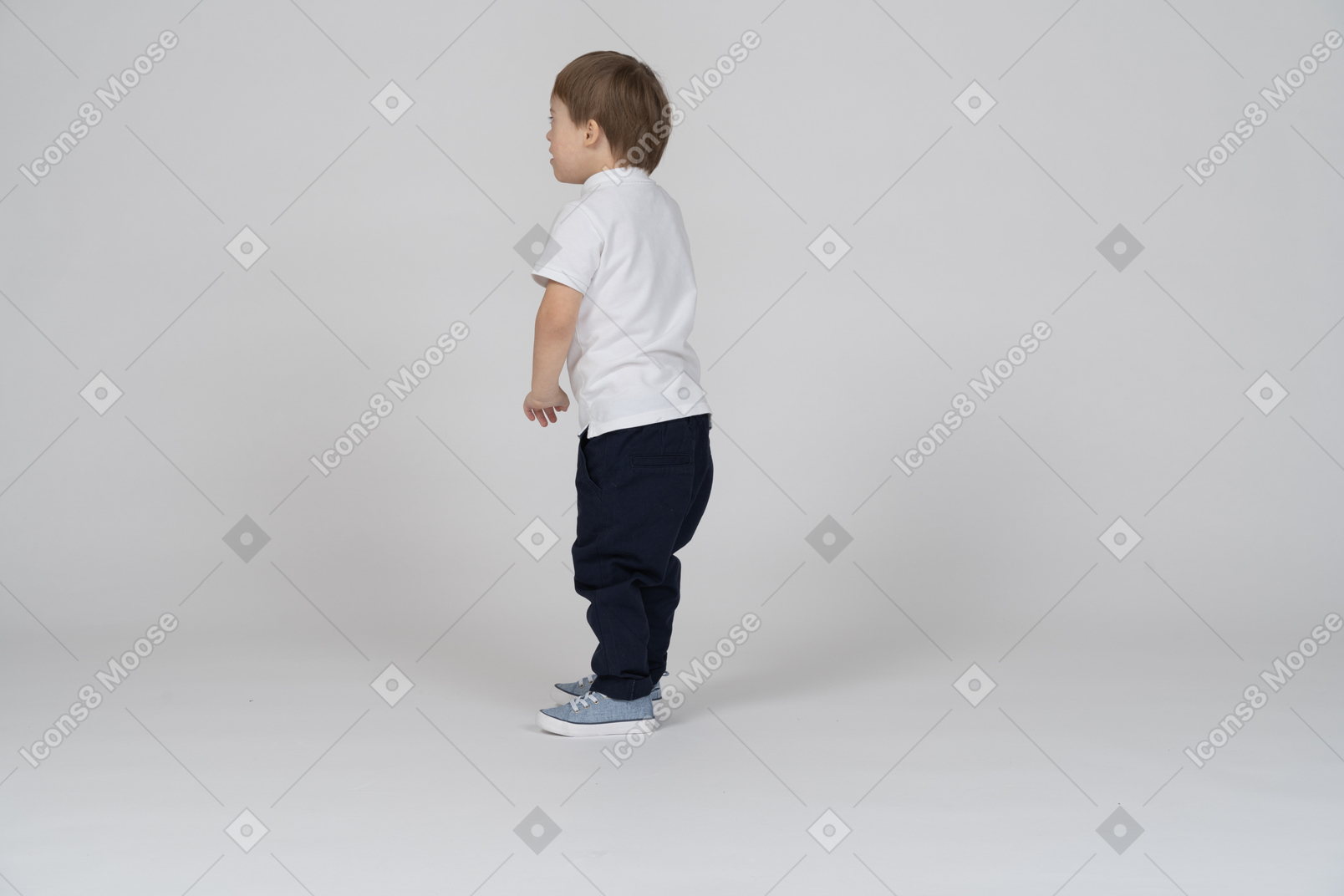 横に腕を組んで立っている少年の背面図