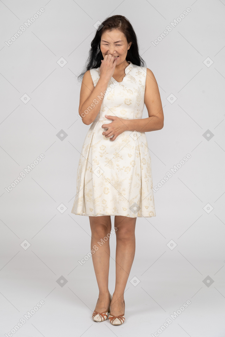 Mujer en un vestido blanco de pie