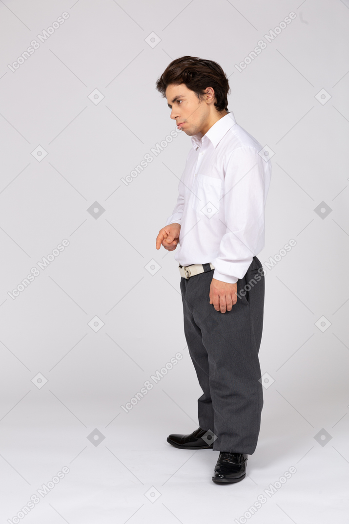 Vista de perfil de un hombre en ropa formal mirando hacia otro lado