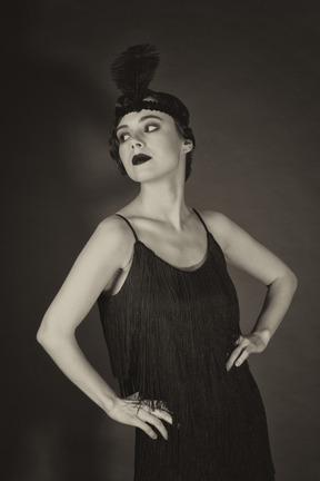 Hermosa flapper posando en vestidito negro