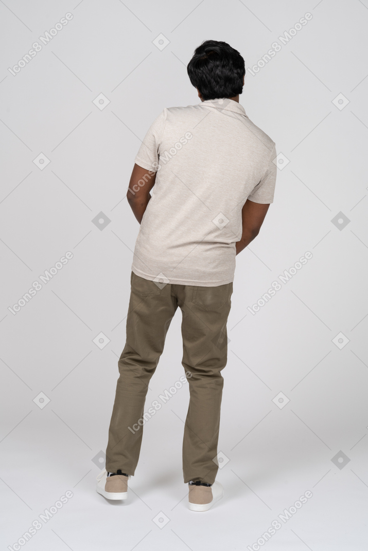 Mann in freizeitkleidung stehend