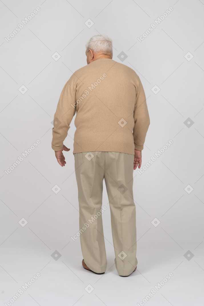 Rückansicht eines alten mannes in freizeitkleidung zu fuß