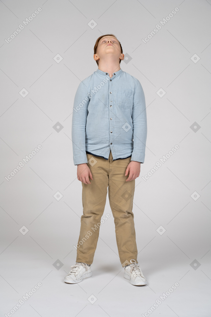 一个穿着休闲服的男孩抬头的正面图