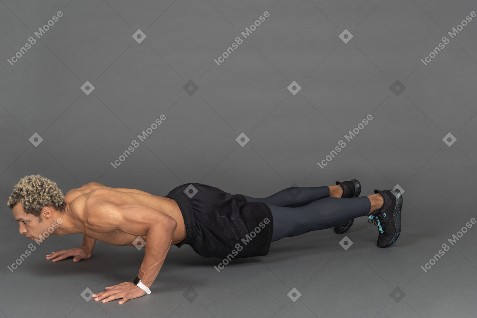 Hombre atlético haciendo flexiones