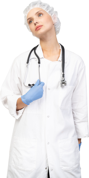 Vista frontale di una giovane dottoressa che tiene in mano uno stetoscopio