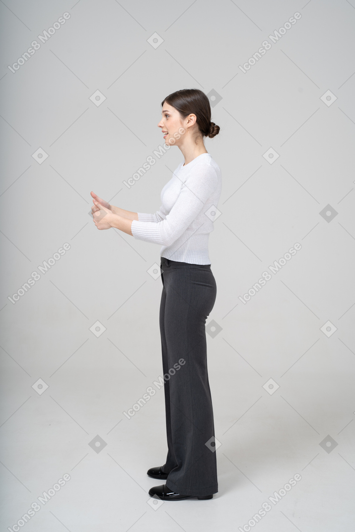 Vista lateral de uma mulher mostrando os polegares para cima