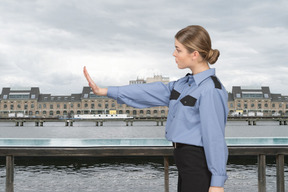 Femme policier debout sur un pont