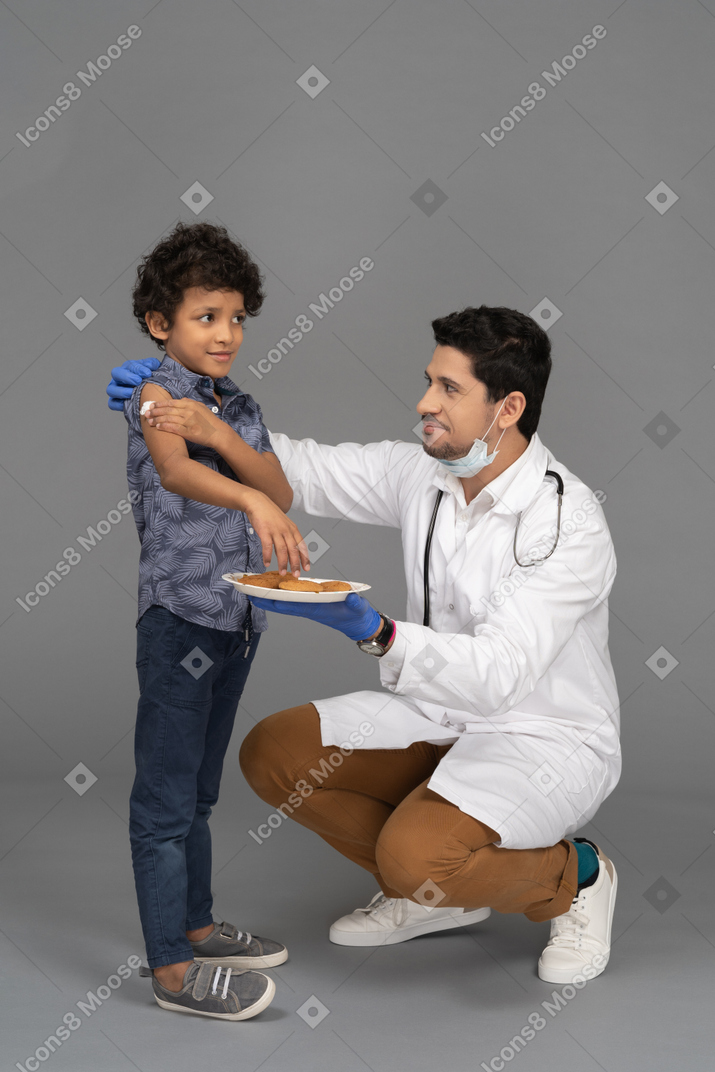 Doctor, chico y galletas