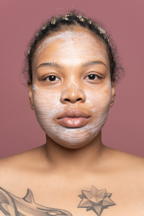 Femme utilisant une crème pour le visage