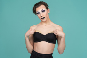 Drag queen che toglie l'imbottitura dal reggiseno