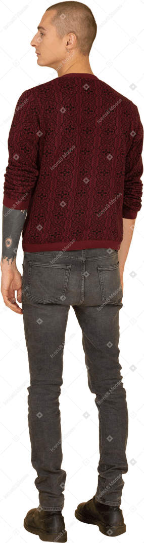 脇を見て赤いセーターを着た若い男の背面図