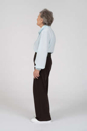 Vista laterale di una donna anziana in abiti formali
