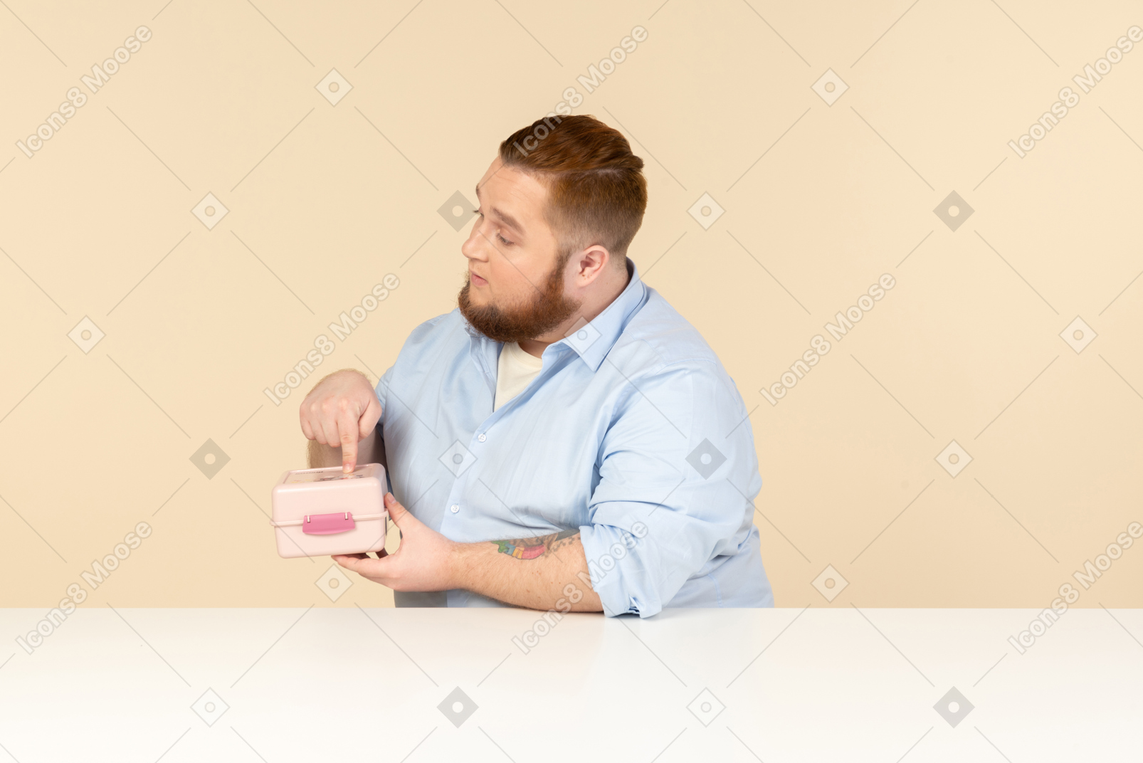 Großer mann am tisch sitzen und lunchbox halten