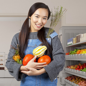 식료품을 쇼핑하는 젊은 여성