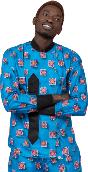 Homme noir en pyjama bleu debout
