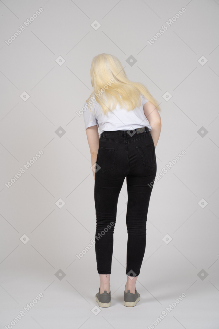 Vista traseira de uma mulher loira inclinada para a frente
