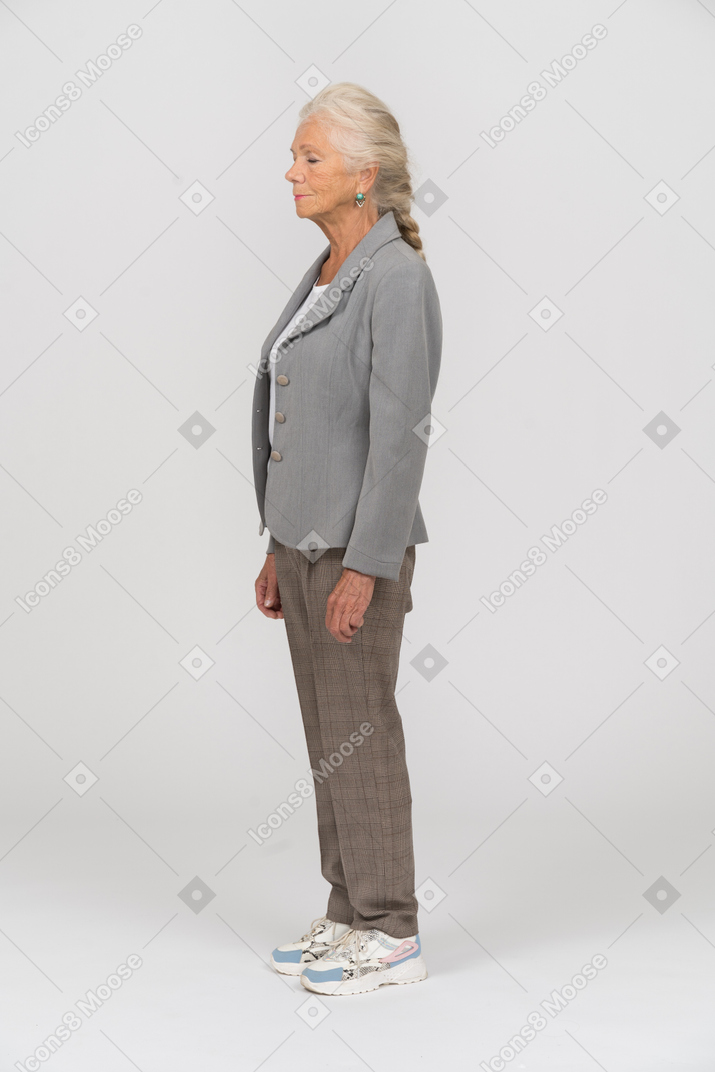 プロフィールに立っているスーツの老婦人