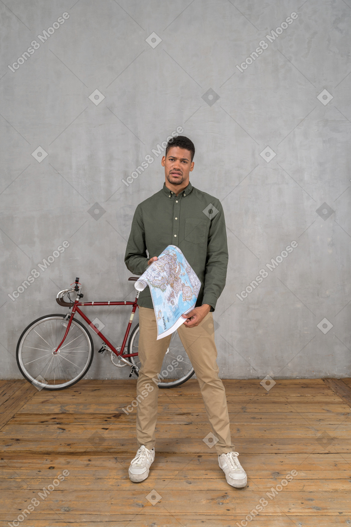 Hombre que sostiene el mapa de la ciudad