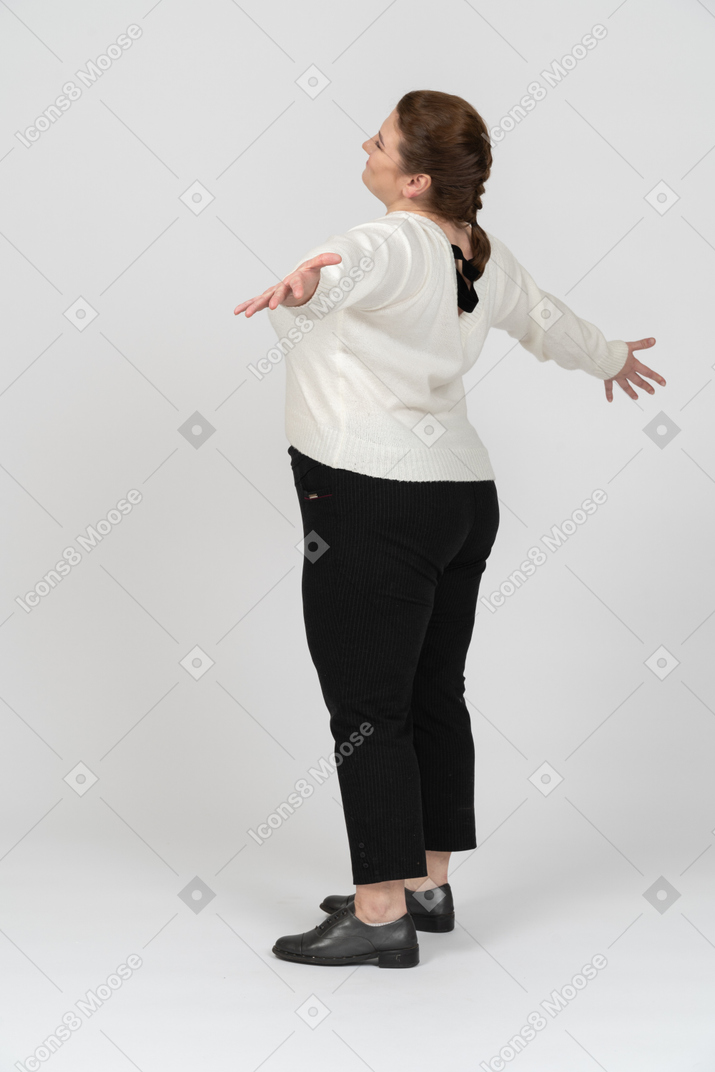 Felice donna grassoccia in abiti casual in posa
