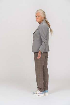 Vista posteriore di una donna anziana in giacca grigia