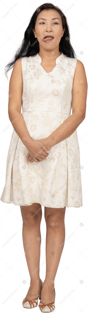 Frau im schönen kleid stehend