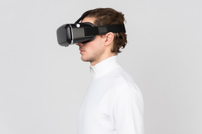 Vue latérale de l'homme dans un casque de réalité virtuelle