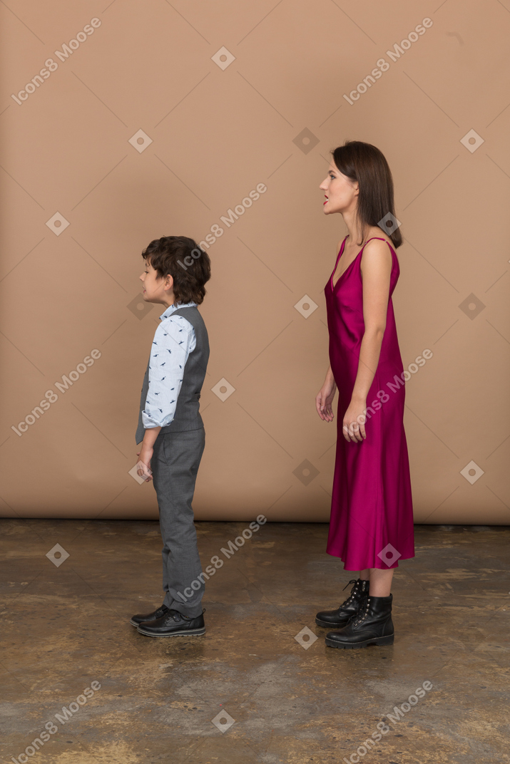 프로필에 여전히 서 있는 소년과 여성