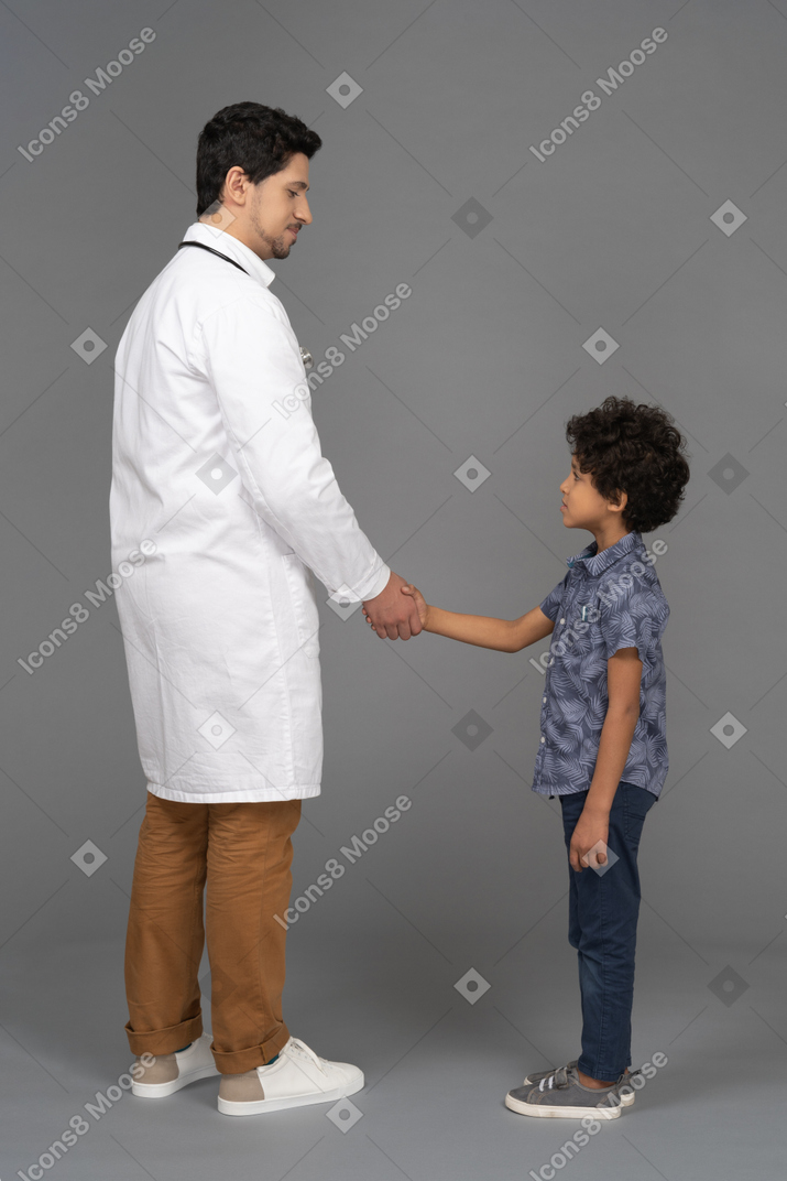 少年と医者が手を振る