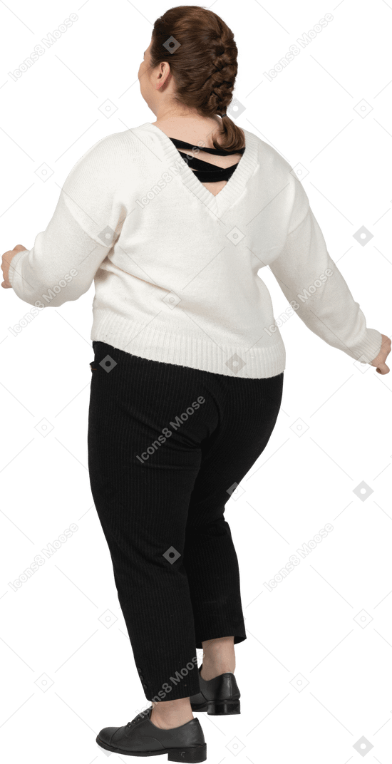 Mujer regordeta en suéter blanco posando