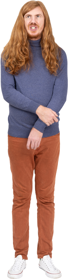 Vista frontal de un joven con ropa informal de pie con los brazos cruzados