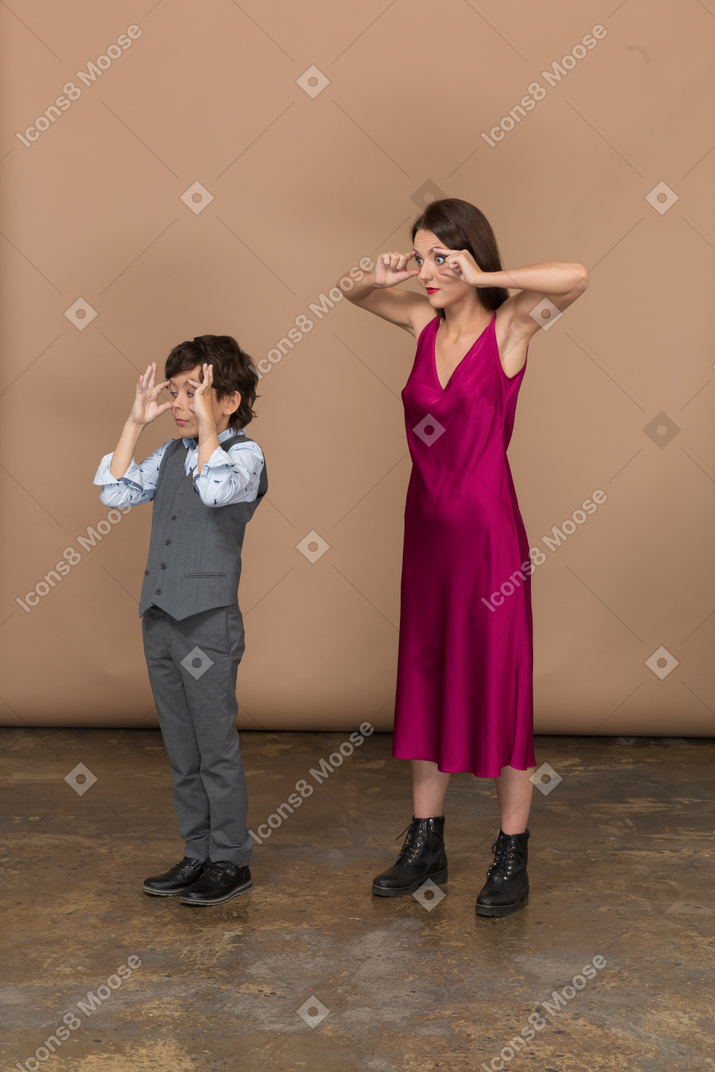 Niño y mujer con estilo abriendo los ojos