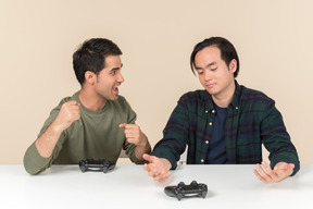 Amigos interraciais jogando vídeo game e parece ter alguns problemas