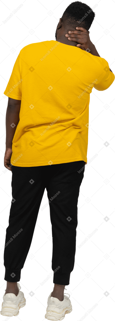 Vista posteriore di un uomo dalla pelle scura in maglietta gialla che si tocca il collo