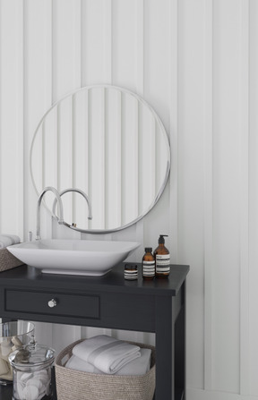 Salle de bain avec lavabo et nécessaire de toilette