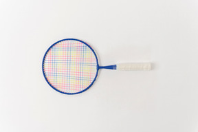 Raquette de tennis sur fond blanc