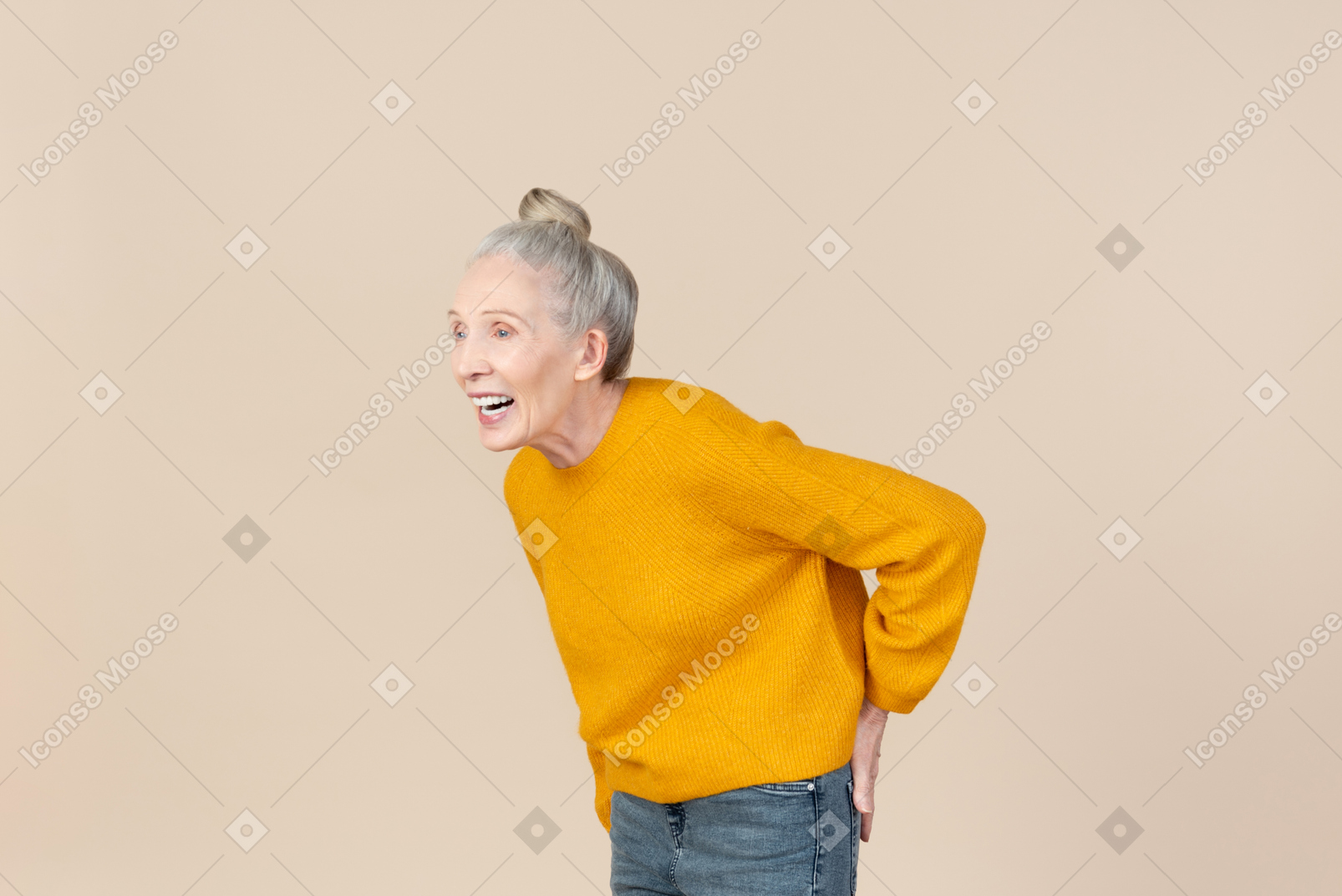 Élégante femme plus âgée dans un pull moutarde