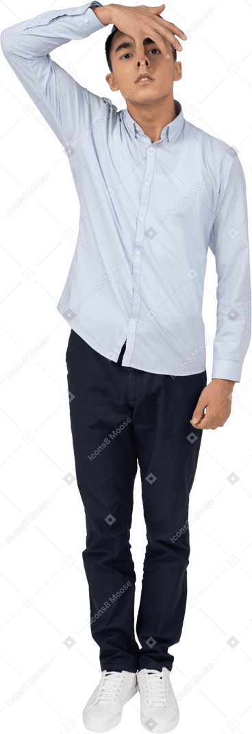 Homme en tenue décontractée debout