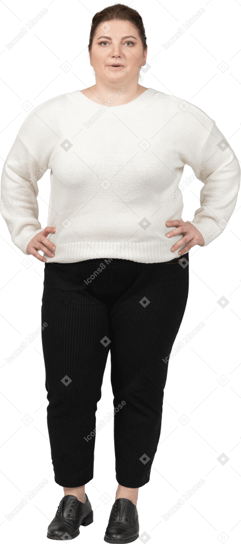 Mulher rechonchuda em suéter branco posando