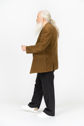 Vista laterale di un uomo anziano che cammina